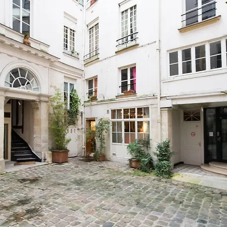 Amelie - Authentic 2br Saint-andre Des Arts Historic Courtyard Apartment Paris