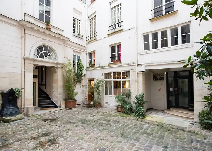 Amelie - Authentic 2br Saint-andre Des Arts Historic Courtyard Apartment Paris