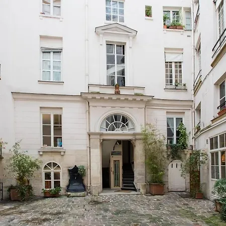 Amelie - Authentic 2br Saint-andre Des Arts Historic Courtyard