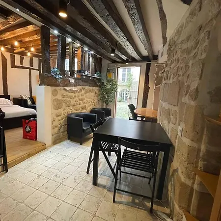 Amelie - Authentic 2br Saint-andre Des Arts Historic Courtyard *