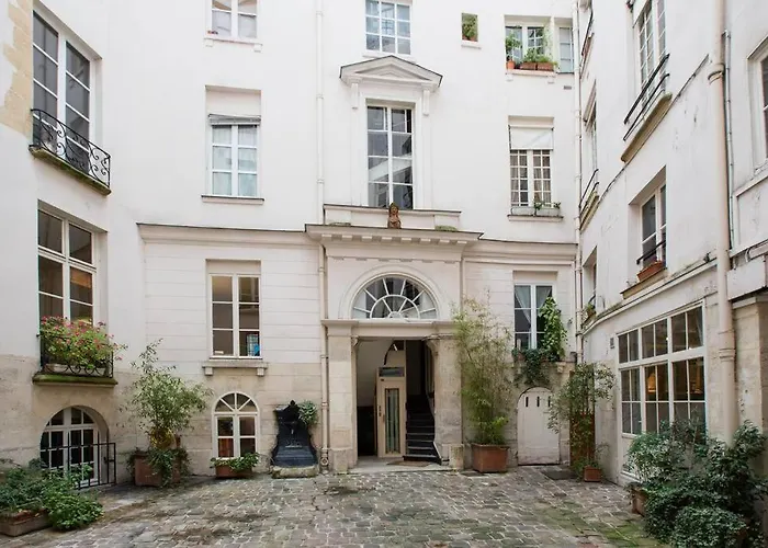 Amelie - Authentic 2br Saint-andre Des Arts Historic Courtyard